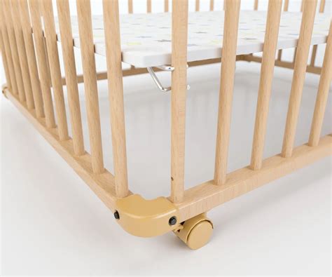 Zeichnung des Geuther Belami Plus 2231+ mit hervorgehobenen Maßen und Rädern