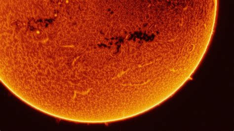 Nummeriertes Beispiel der Sonnenscheibe mit Sonnenflecken.