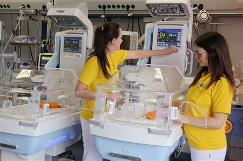 Innenansicht einer modernen Kinder-Intensivstation mit Inkubatoren