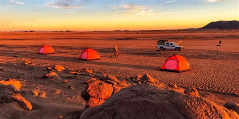 Eine Gruppe von Personen, die sich auf Buggys für eine Wüstentour vorbereiten