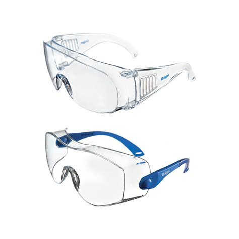 Personen, die sich mit Helmen und Schutzbrillen für eine Buggy-Fahrt ausrüsten