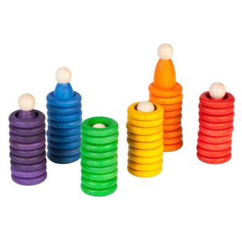 Nahaufnahme von bunten Holzfiguren und Ringen, die an einem Spieltrapez hängen.