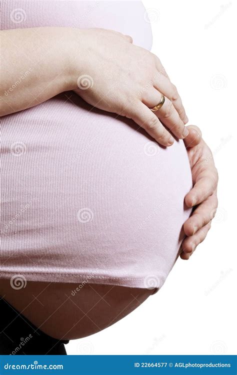 Eine Mutter, die sanft ihren Bauch streichelt, auf dem man die Abdrücke der Babyfüße erkennt.