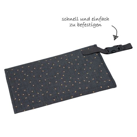 Detailaufnahme der ausgeklappten LÄSSIG Wickelunterlage Wrap-to-Go mit sichtbaren Fächern für Windeln und Feuchttücher