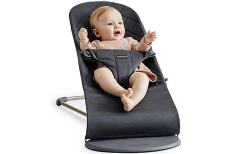 Baby in einer BabyBjörn Wippe mit Spielzeugbügel