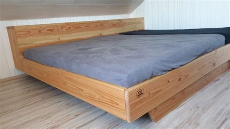 Familienbett aus Massivholz mit gemütlicher Schlaflandschaft