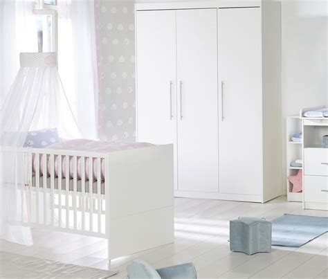 Ein komplettes Kinderzimmer-Set in Weiß, bestehend aus Bett, Wickelkommode und Kleiderschrank