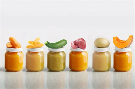 Verschiedene Gläschen Babybrei für das Ratespiel