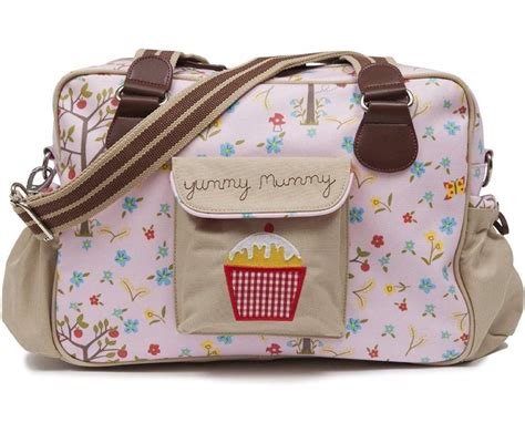 Nahaufnahme der Yummy Mummy Wickeltasche mit Fokus auf die Cupcake-Applikation und Fächeraufteilung