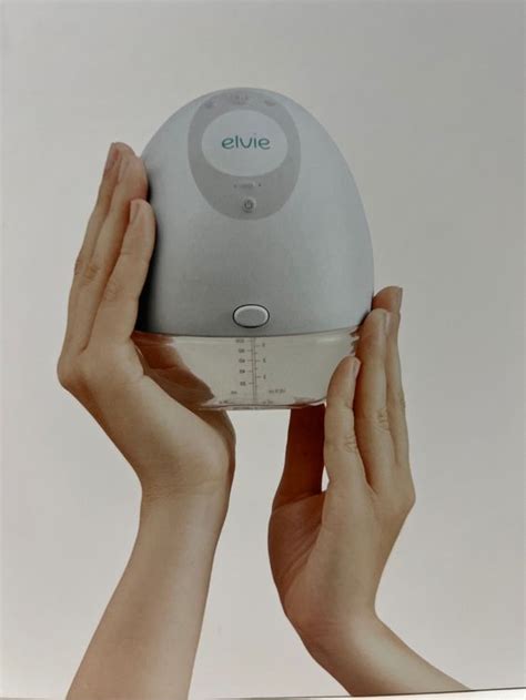 Illustration, die zeigt, wie die Elvie Pumpe diskret im Still-BH getragen wird