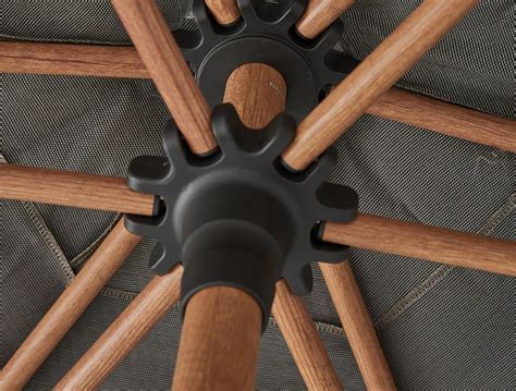 Detailansicht des Joolz Sonnenschirms in Grigio, Hervorhebung des Materials und der Befestigung