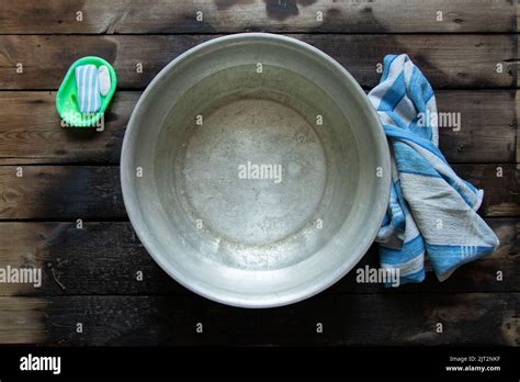 Foto von weichen Babywaschlappen und einem Handtuch neben einer Schüssel mit Wasser
