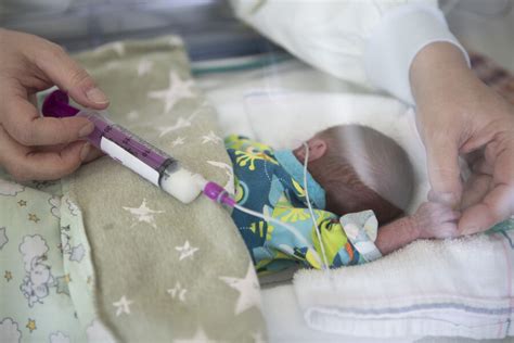 Nahaufnahme von Muttermilchfläschchen für Frühgeborene