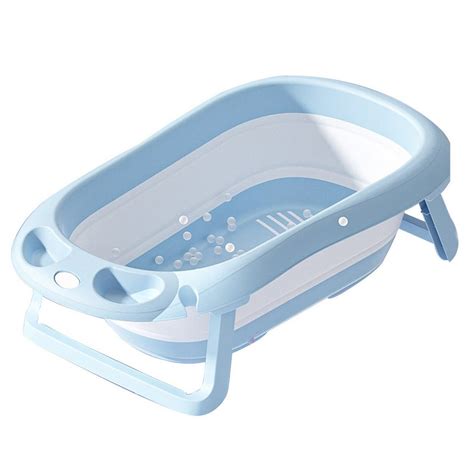 Baby in einer Babybadewanne