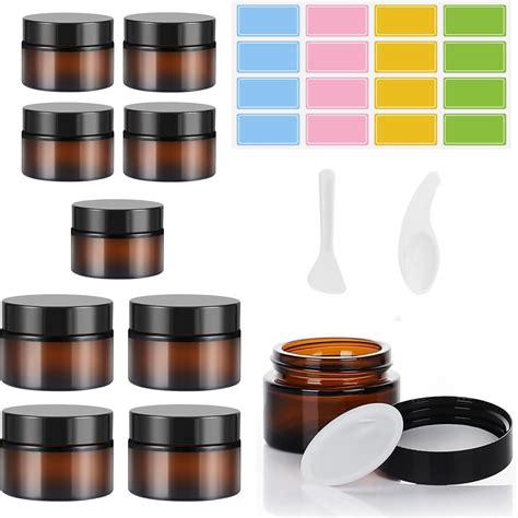 Collage aus verschiedenen Pflegeprodukten für Schwangere: Lotionen, Öle, Fußcreme, parfümierte Tücher