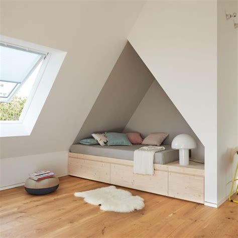 Babyzimmer mit hellen Wänden und einer gemütlichen Beleuchtung unter der Dachschräge