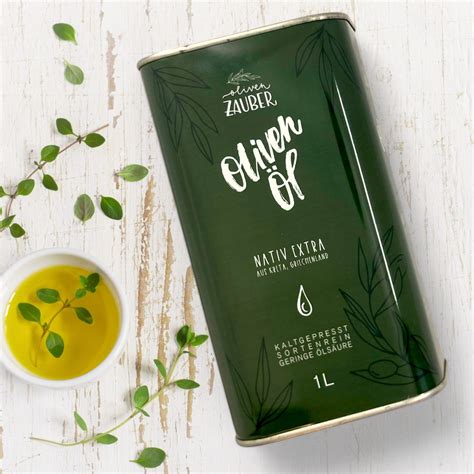 Nahaufnahme einer Flasche hochwertigem, kaltgepresstem Olivenöl mit der Kennzeichnung 