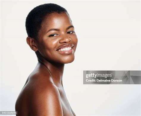 Porträt einer schwarzen Frau mit strahlender Haut