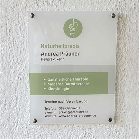 Praxisschild mit Adresse und Telefonnummer
