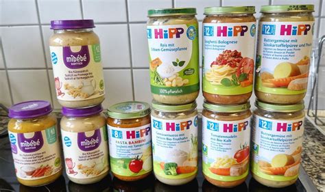Gegenüberstellung von Babygläschen und frisch gekochtem Brei.