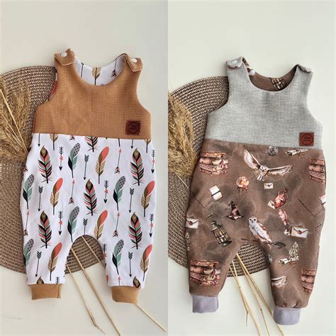 Beispiele für Sanetta Baby-Bodies und Strampler in verschiedenen Farben und Mustern.