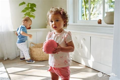 Beispiele für modische Outfits für Mädchen von Sanetta, die verschiedene Kleidungsstücke kombinieren.