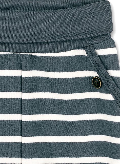 Detailaufnahme einer Sanetta Babyhose, die die weichen Materialien und die sorgfältige Verarbeitung zeigt.