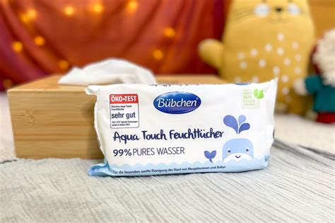 Nahaufnahme verschiedener selbstgemachter Feuchttücher, die in einer schönen Aufbewahrungsbox liegen