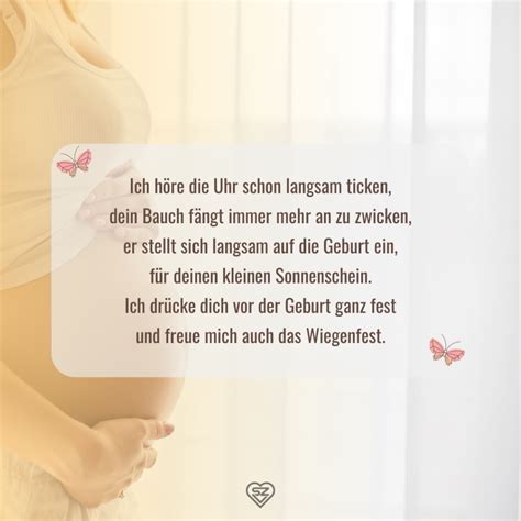 Eine junge Frau in einem Krankenhaus-Umfeld, die eine werdende Mutter betreut.