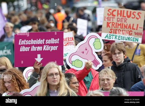 Foto einer Demonstration für das Recht auf Schwangerschaftsabbrüche vor dem Klinikum Lippstadt.