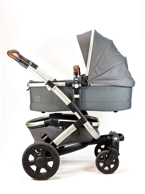 Eine stilvolle Wickeltasche in Hippo Grey, passend zum Joolz Kinderwagen, mit vielen Fächern und einer integrierten Wickelmatte.