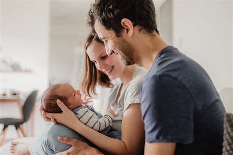 Illustration einer Familie mit einem Neugeborenen, die Unterstützung durch das Elternzentrum erhält