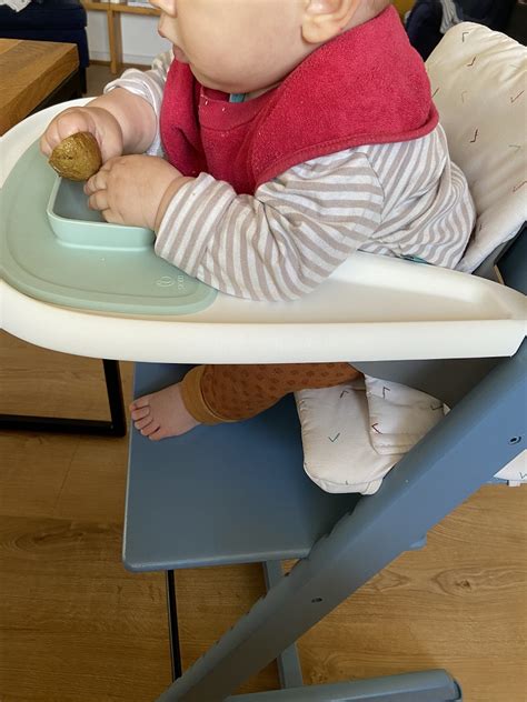 Grafik mit verschiedenen Szenarien, wie ein Baby Brei verweigert und die Eltern besorgt sind.