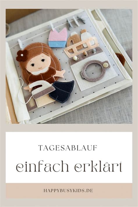 Collage aus verschiedenen Autositz-Spielzeugen: ein Spielbogen, ein Stoffbuch, ein Lenkrad und eine magnetische Tafel.