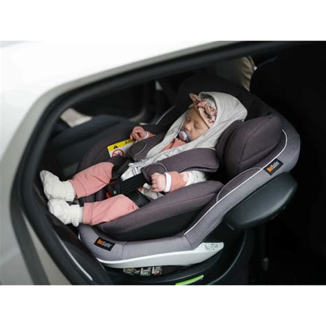 Illustration, die zeigt, wie ein Baby sicher und bequem vom BeSafe iZi Transfer in eine Babyschale gelegt wird.