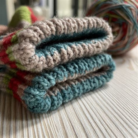 Detailansicht des gehäkelten Daumens und Bündchens