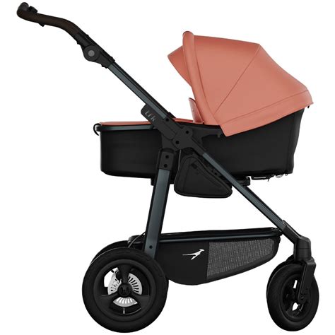 Illustration eines modernen Kinderwagens von Pierre Cardin, der sowohl Design als auch Funktionalität aufweist.