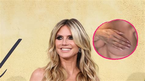 Heidi Klum präsentiert einen flachen Bauch in einem bauchfreien Top