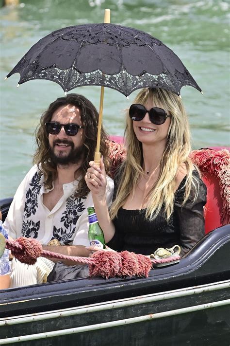 Heidi Klum und Tom Kaulitz in Venedig, Tom legt seine Hand auf Heidis Bauch