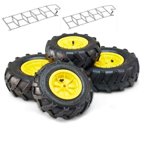 Detailaufnahme von Luftreifen für einen Peg Perego Spielzeug-Traktor, mit Fokus auf das Profil und die stabile Gummimischung.