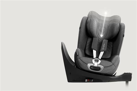 Nahaufnahme eines CYBEX Kindersitzes mit Fokus auf Sicherheitsmerkmalen