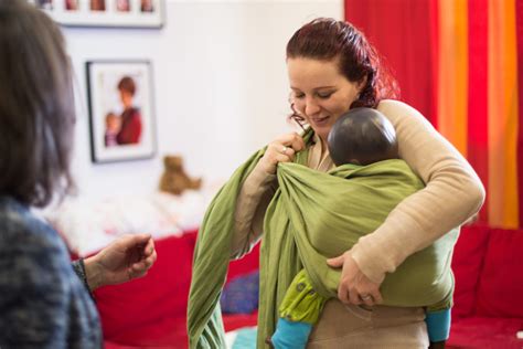 Symbolbild für eine Trageberatung, bei der Eltern verschiedene Babytragen ausprobieren