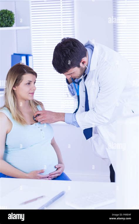 Ärztin untersucht Brust einer Patientin