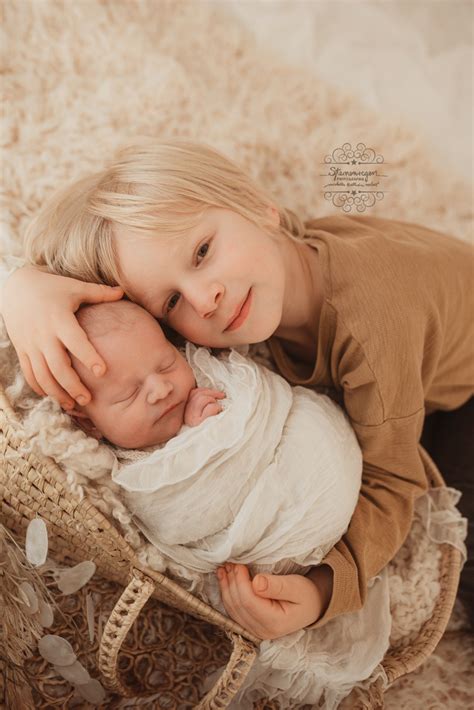 Beispielhafte Babyfotos im natürlichen Stil