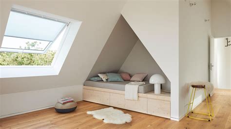 Illustration eines Kinderzimmers mit Dachschräge und einem speziell angepassten Bett, das den Raum optimal nutzt.