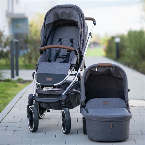 Illustration verschiedener Lederaccessoires für Kinderwagen, wie Griffbezüge und Polster