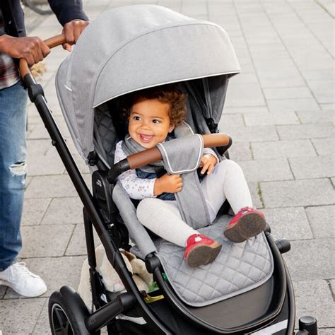Collage von Britax Römer Kinderwagen mit verschiedenen Lederaccessoires von Re-Covers