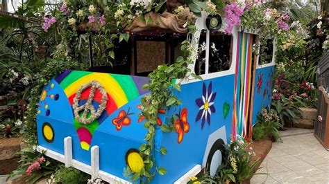 Detailansicht der Hora mit ihrem blumengeschmückten Gewand