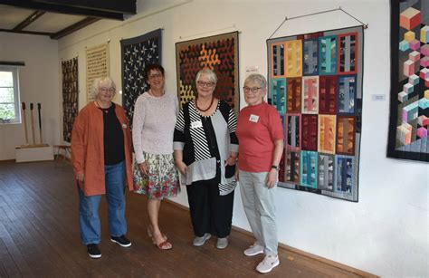 Fortschritt der Patchwork-Vorderseite mit mehreren angenähten Stoffquadraten