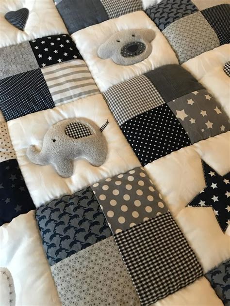 Detailaufnahme einer genähten Krabbeldecke mit Quilting-Nähten